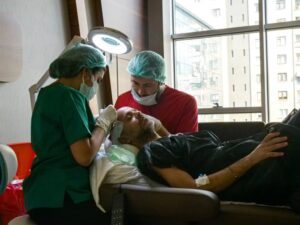 מטופל שעובר ניתוח השתלת שיער עם צוות רפואי מסור.