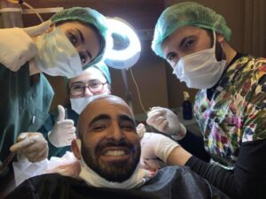 ניתוח השתלת שיער לגברים בישראל מתבצע על ידי מנתחים מיומנים.